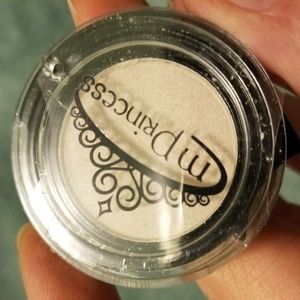 M PRINCESS Light Pressed Eyeshadow in Biscuit